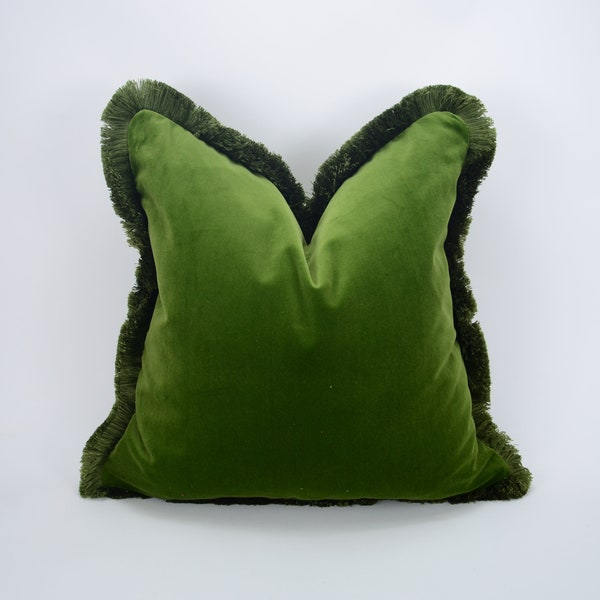 Housse de coussin à franges en brosse verte // housse de coussin en velours vert mousse // coussin vert avec bordure à franges en brosse