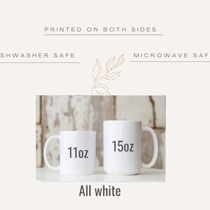Peut inclure: Deux mugs en c&eacute;ramique blancs, l'un &eacute;tiquet&eacute; "11oz" et l'autre "15oz", sont pr&eacute;sent&eacute;s sur un fond neutre. Le texte "IMPRIM&Eacute; DES DEUX C&Ocirc;T&Eacute;S", "LAVE-VAISSELLE" et "MICRO-ONDES" est &eacute;galement visible. Les mugs sont d&eacute;crits comme "Tout blanc".