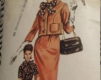 Può includere: Illustrazione di moda vintage di due donne con abiti abbinati. Una donna indossa un tailleur gonna color pesca con papillon e borsa nera. L'altra donna indossa un abito simile con top a pois e borsa nera.