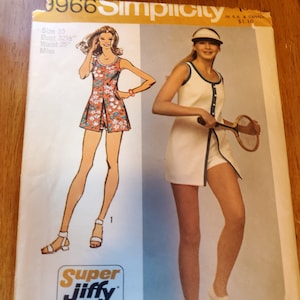 Può includere: Modello di cucito Simplicity vintage con illustrazioni di due outfit da donna. Il modello include un romper floreale e un vestito da tennis con pantaloncini. Il modello è etichettato "Super Jiffy" e include informazioni sulle taglie.
