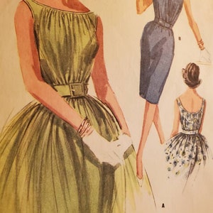 Puede incluir: Ilustración de tres vestidos. El primero es un vestido verde claro sin mangas con un corpiño fruncido y una falda amplia, ceñido a la cintura con un cinturón. El segundo es un vestido azul con una silueta similar. El tercero es un vestido floral.