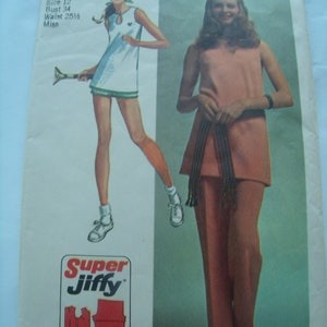 Könnte beinhalten: Vintage Simplicity Schnittmusterumschlag. Der Umschlag zeigt Illustrationen von zwei Outfits: ein weißes Tennis-Kleid und einen pfirsichfarbenen Hosenanzug. Der Text auf dem Umschlag lautet "Größe 12, Brustumfang 86cm, Taille 65cm, Miss" und "Super Jiffy".