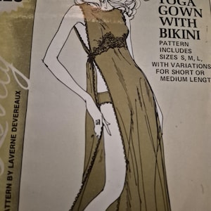 Puede incluir: Patrón de costura vintage con un vestido toga y bikini. La ilustración muestra a una mujer con un vestido verde oliva con detalles de encaje negro. El patrón incluye tallas S, M y L, con variaciones para largos cortos o medianos. El patrón es de Laverne Devereaux.