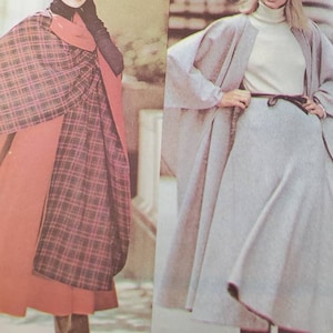 Könnte beinhalten: Zwei Models präsentieren Vintage-Mode. Eines trägt einen roten und karierten Umhang über einem roten Kleid und braunen Stiefeln. Das andere trägt einen grauen Umhang, einen weißen Rollkragenpullover, einen grauen Rock und braune Stiefel. Das Bild stammt aus einer Modezeitschrift.