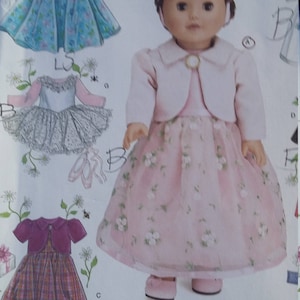 Puede incluir: Una muñeca de 45 cm con un vestido rosa con detalles florales blancos, una chaqueta a juego y un lazo. La imagen también muestra patrones de vestidos, incluyendo un vestido azul floral y un vestido a cuadros morado. La marca es Elaine Heigl Designs.