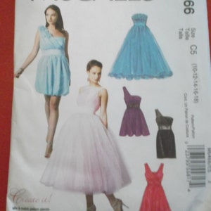 Puede incluir: Un patrón de costura McCall's para un vestido, talla C5 (10-12-14-16-18). El patrón incluye cinco estilos de vestidos diferentes, incluyendo un vestido sin tirantes, un vestido de un solo hombro y un vestido con falda completa.