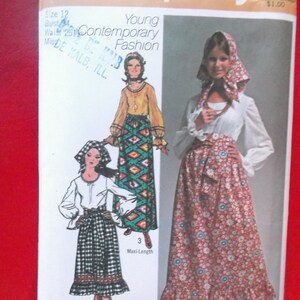 Puede incluir: Patrón de costura Simplicity para una falda maxi y midi. El patrón muestra ilustraciones de las prendas terminadas, incluida una mujer con una falda floral y un pañuelo en la cabeza. El texto dice "Young Contemporary Fashion."