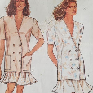 Puede incluir: Ilustración de dos mujeres con vestidos cruzados de doble botonadura, con cuello en V y mangas cortas. El vestido de la izquierda es rosa claro con un dobladillo con volantes. El vestido de la derecha es blanco con un estampado floral y un dobladillo con volantes.