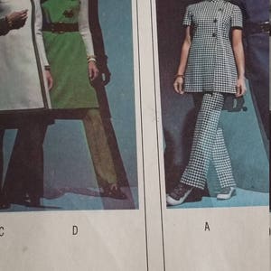 Puede incluir: Página de revista vintage con patrones de vestidos y trajes de pantalón. La imagen muestra a tres mujeres modelando diferentes conjuntos, incluyendo un vestido blanco, un vestido verde con cinturón marrón y un traje de pantalón a cuadros blanco y negro. El título de la revista es "REDBOOOK".