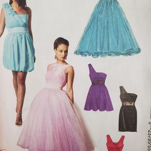 Puede incluir: Una página con ilustraciones de varios vestidos de fiesta. Los vestidos son en tonos de azul, morado, rosa y rojo. Los diseños incluyen estilos de un solo hombro, sin tirantes y con cuello en V, con faldas de tul y corpiños adornados. El texto "Create it!" es visible.