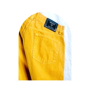 Vaqueros Versace relajados en amarillo mostaza