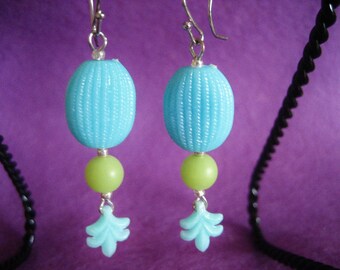 Fleur De Lis cious Vintage Fleur De Lis bead earrings.