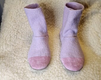 Pantufas/botas de lã fervida rosa ecológicas... Sensação de estar descalço... calçado para uso interno, sola macia.