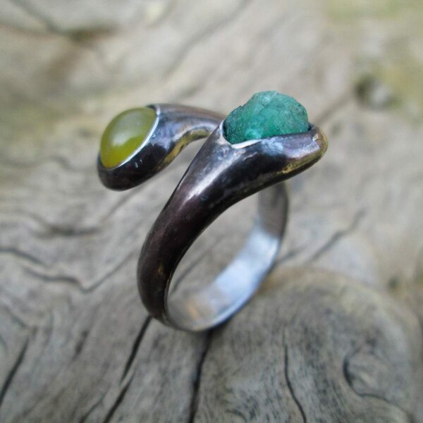 Tinned stainless steel ring with nefrite and emerald
