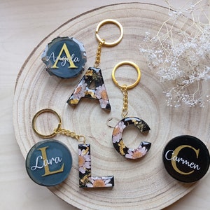 Handgjord nyckelring i harts med initialer, anpassningsbar blomdesign och matchande pop-socket