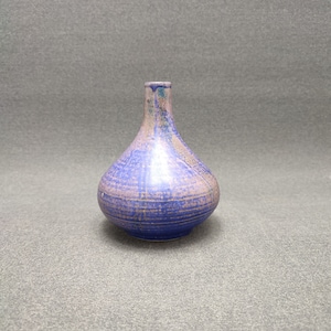 Może przedstawiać: Mały, niebieski i fioletowy ceramiczny wazon o zaokrąglonym korpusie i wąskiej szyjce.