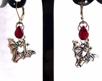 Vampirjäger-Fledermaus-Ohrringe mit „Bluttropfen“ und Kreuzen aus Glas. Niedliche Gothic-Ohrringe für jeden Tag