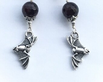 Fliegende Fledermaus & Blutmond-Granat Ohrringe. Pewter Fledermaus mit Silberplatte. 925 Silber / Titan Ohrhaken Option