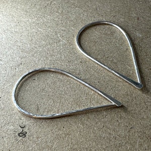 Pendientes minimalistas de aro con forma de lágrima, forjados a mano y texturizados en plata de ley 925.