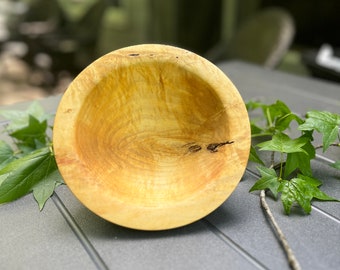 Bol en bois avec fond en bordure naturelle