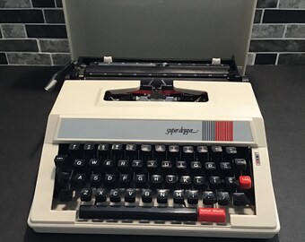Super Deluxe Manual Typewriter with Case Working