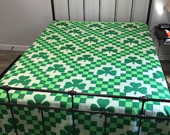 Edredón vintage con estampado de tréboles, decoración rústica de estilo campestre, color verde irlandés, hecho a mano, 101" x 82"