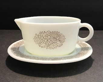 Salsera Woodland con plato inferior, de Corelle by Corning Ware, en vidrio Pyrex para leche