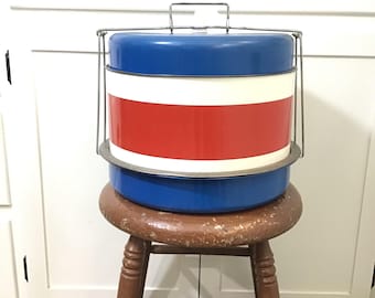 Porta pasteles, tartas y galletas de metal de tres niveles, estilo vintage de mediados de siglo, con motivos patrióticos en rojo, blanco y azul.