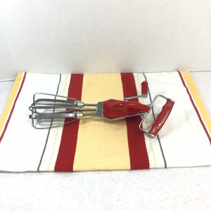 Vintage Kitchen Egg Beater Maid of Honor Bakelite
