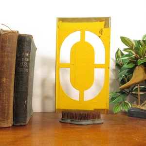 Pochoir en laiton O, 8 1/4 de pouce en laiton numéro zéro 0 avec de la peinture jaune