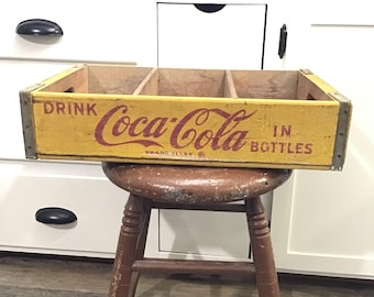 Caja amarilla de Coca Cola, "Toma una Coca-Cola", 1970, estante de pared de 3 celdas