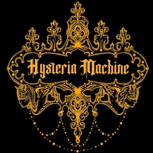 Könnte beinhalten: Ein goldfarbenes, verziertes Design auf schwarzem Hintergrund. Das Design zeigt den Text "Hysteria Machine" in einer gotischen Schrift, umrahmt von dekorativen Elementen wie einer Krone, Fledermausflügeln und stilisierten weiblichen Figuren. Die Gesamtästhetik ist düster und gotisch.