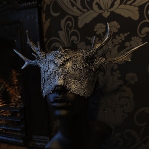 Small Hunt Blind Mask image 1