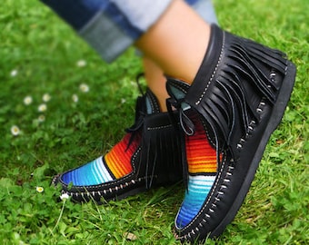 Schwarze Leder Serape Mokassins, Damen Mokassins, schwarze Serape Stiefel, schwarze Lederstiefel, Herren Mokassins, schwarze Damenstiefel, Hippie Stiefel