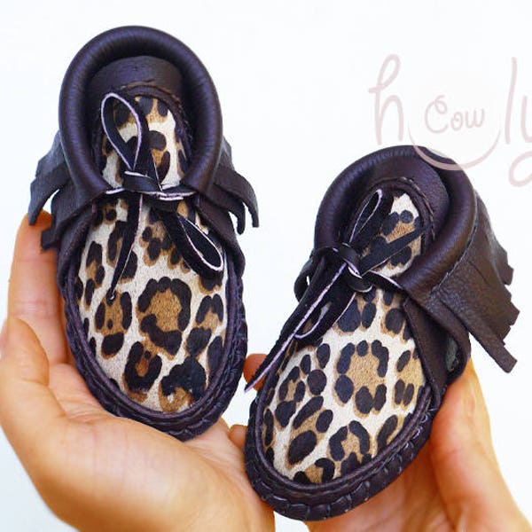 Mocassins bébé en cuir marron avec peau de vache poilue, mocassins bébé garçon, mocassins bébé fille, mocassins enfant en bas âge, cadeau de Shower de bébé, bottes bébé