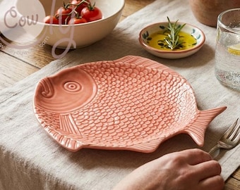 手作りのピンクのセラミック製魚型皿、鱗模様のテクスチャ加工、食器