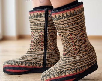 Botas tribales Hmong hechas a mano, textiles bordados reciclados, estilo étnico bohemio.