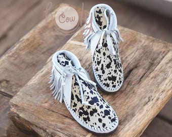 Białe skórzane mokasyny z włosiem na skórze, białe buty kowbojskie, buty boho z frędzlami, kowbojskie buty, buty z frędzlami w stylu western, buty z nadrukiem ze skóry bydlęcej