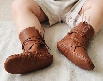 Mocasines de bebé de cuero marrón cosidos a mano, botas de cuero genuino suave.
