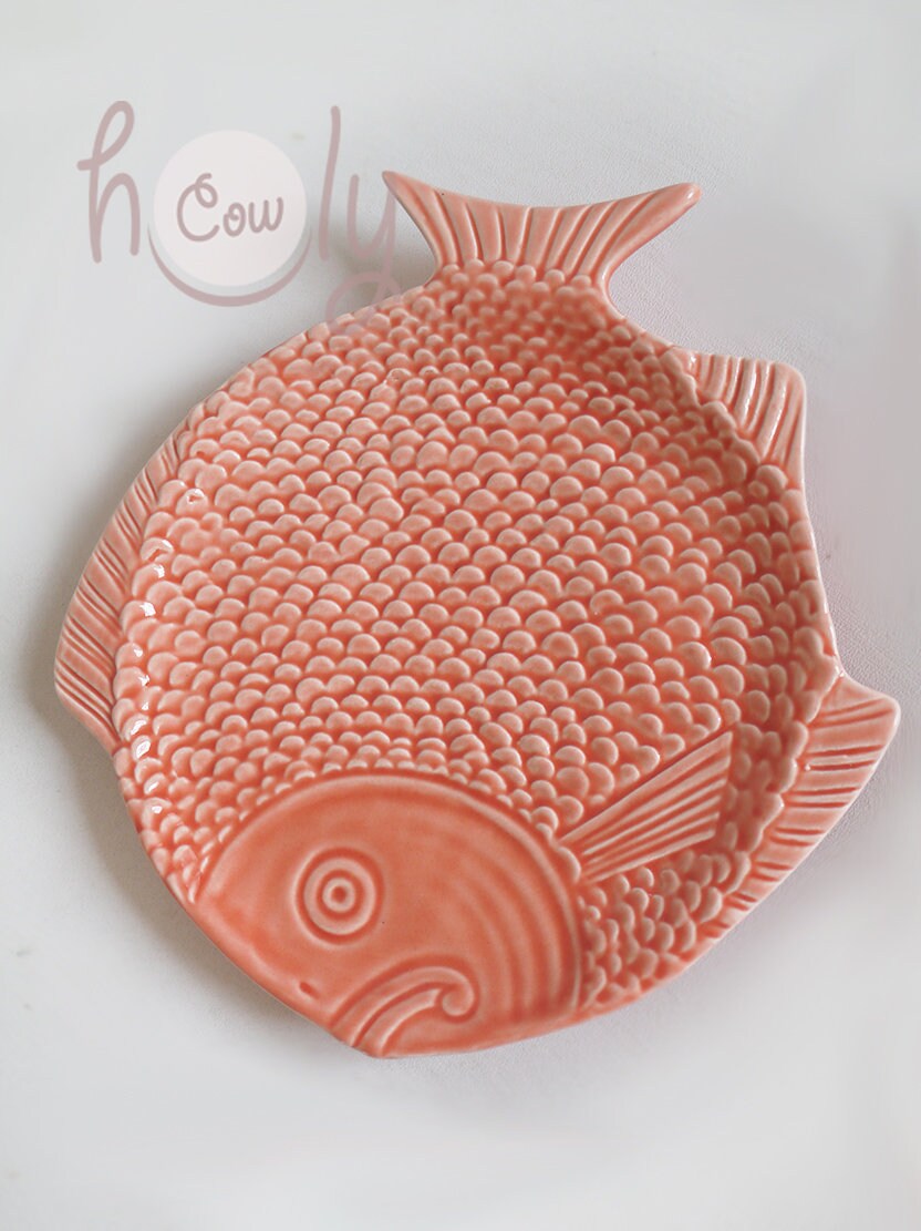 手作りのピンクのセラミック製魚型皿、鱗模様のテクスチャ加工、食器