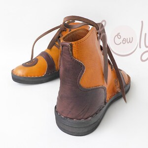 Handgefertigte Lederstiefel mit keltischem Spiraldesign Bild 6
