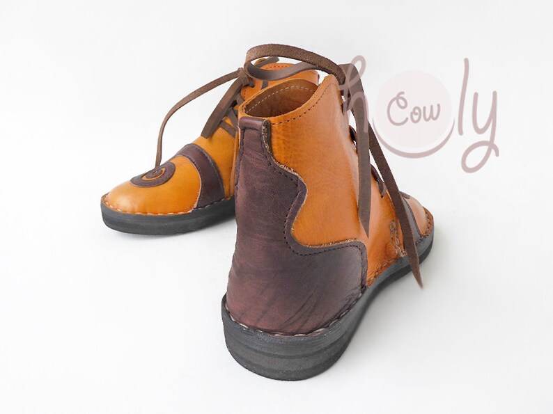 Handgefertigte Lederstiefel mit keltischem Spiraldesign Bild 6