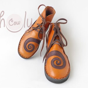 Handgefertigte Lederstiefel mit keltischem Spiraldesign Bild 4