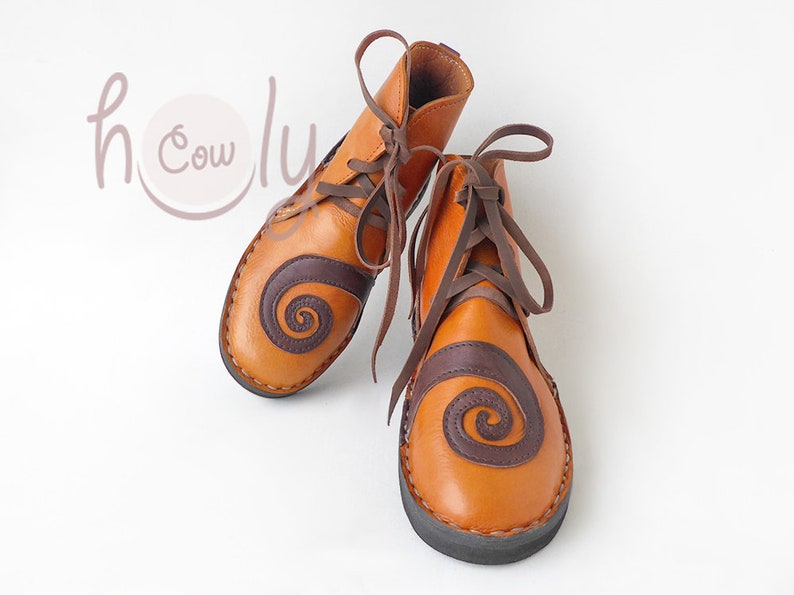 Handgefertigte Lederstiefel mit keltischem Spiraldesign Bild 4
