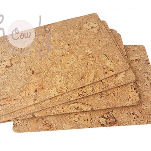Puede incluir: Juego de seis manteles individuales de corcho en color marrón natural. Los manteles individuales están hechos de corcho y tienen un aspecto natural y rústico.