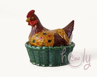 Suporte grande em forma de galinha, feito de cerâmica colorida e pintado à mão.