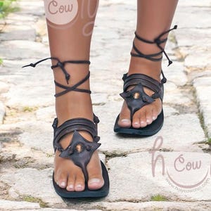 Sandalias unisex de cuero marrón hechas a mano, estilo renacentista.