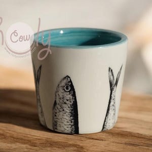 Taza de cerámica hecha a mano con forma de pez sardina, vaso de espresso colorido