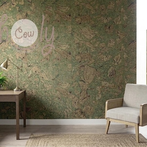 Peut inclure: Une pièce avec un mur en liège texturé aux tons verts et bruns. Un bureau en bois avec une plante en pot et une lampe en laiton se trouve devant le mur. Un fauteuil beige et un tapis tissé complètent l'espace. Le mot "Cow" est visible sur le mur.