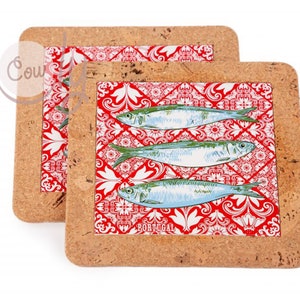 Puede incluir: Dos posavasos con respaldo de corcho con un diseño de azulejos rojos y blancos con peces azules y verdes. Los posavasos tienen la palabra "PORTUGAL" impresa en ellos.